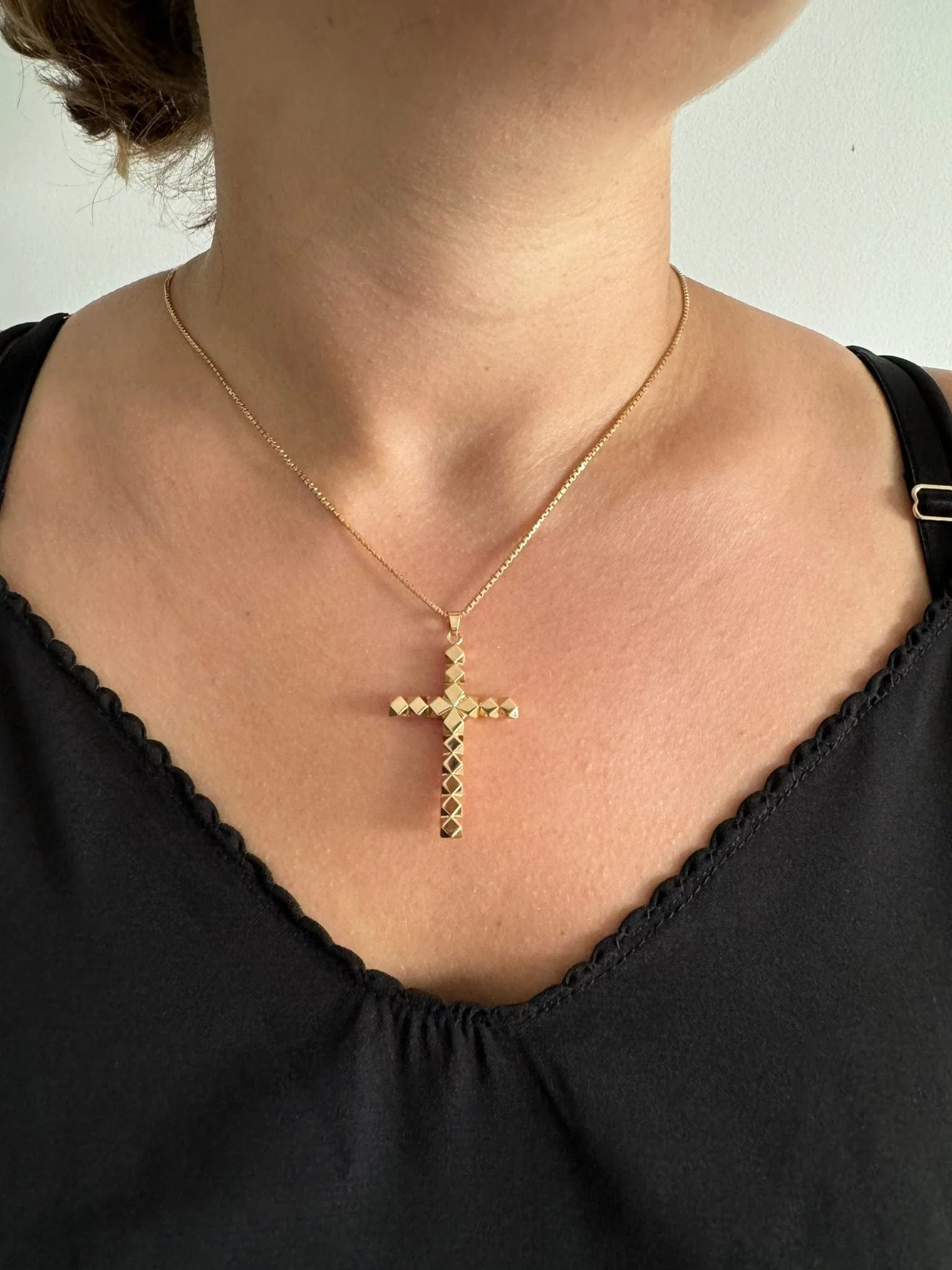 Yellow gold cross pendant - Image 11