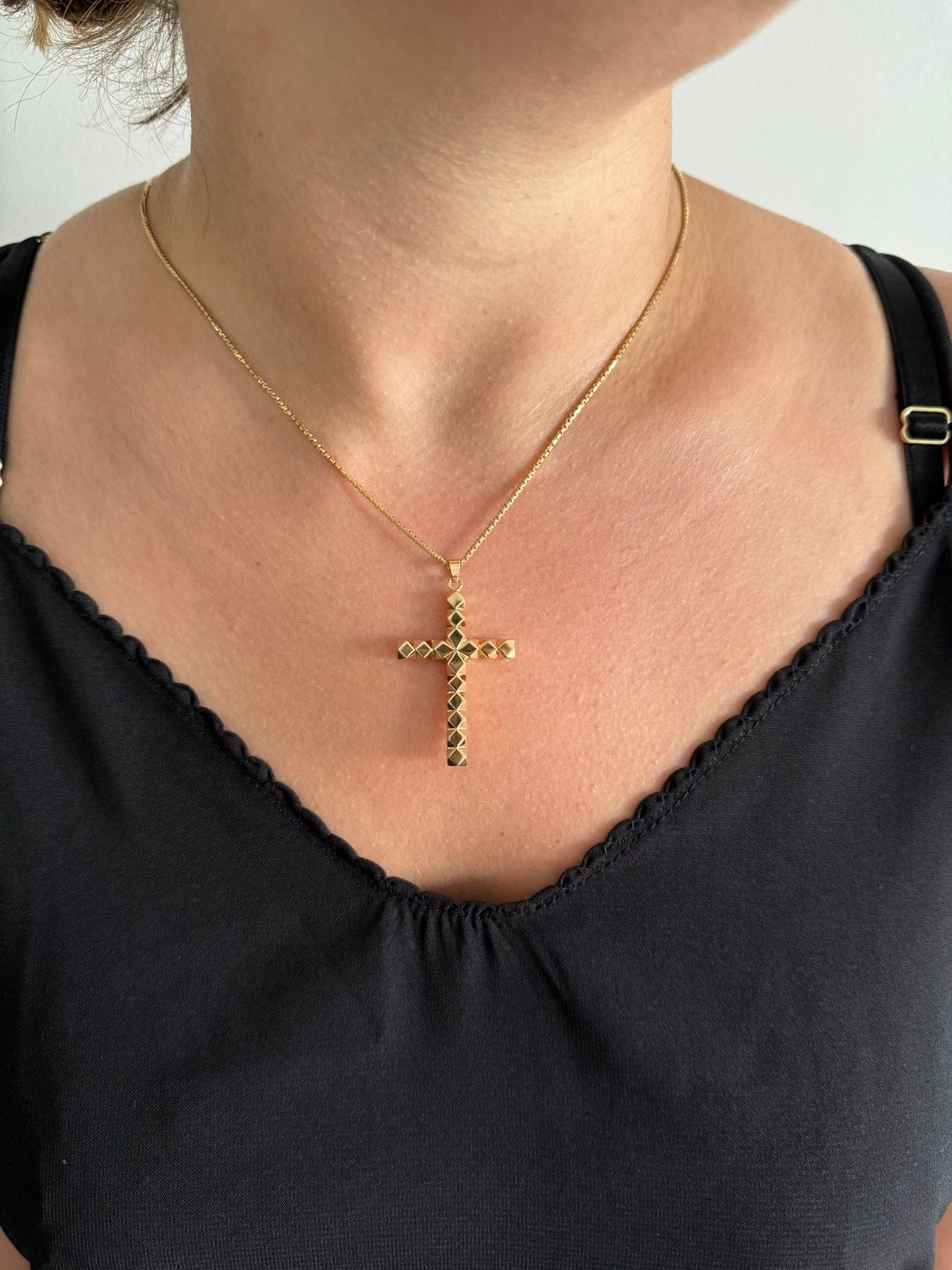 Yellow gold cross pendant - Image 12