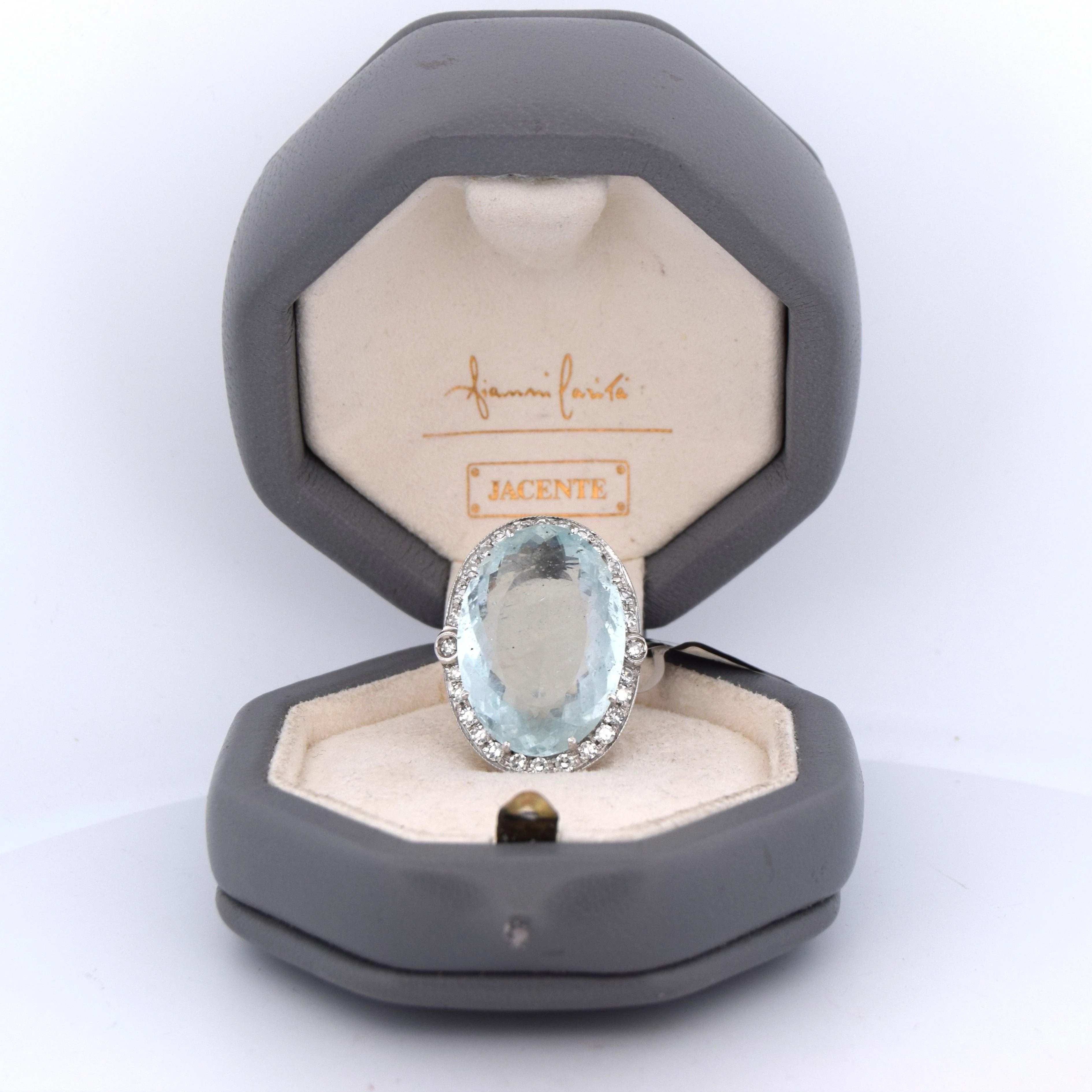 Ring in white gold with aquamarina and diamonds