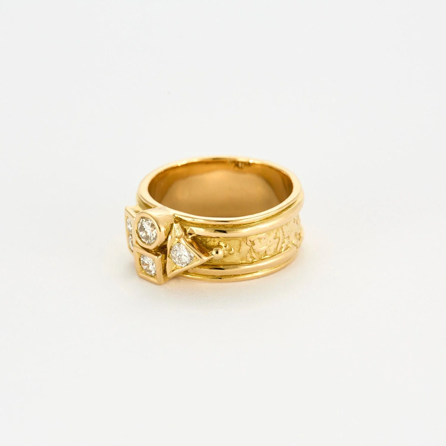 Yellow gold diamond ring