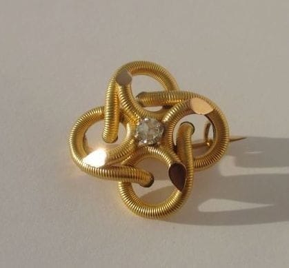 Old quadrilobed brooch in 18-carat yellow gold and diamond 