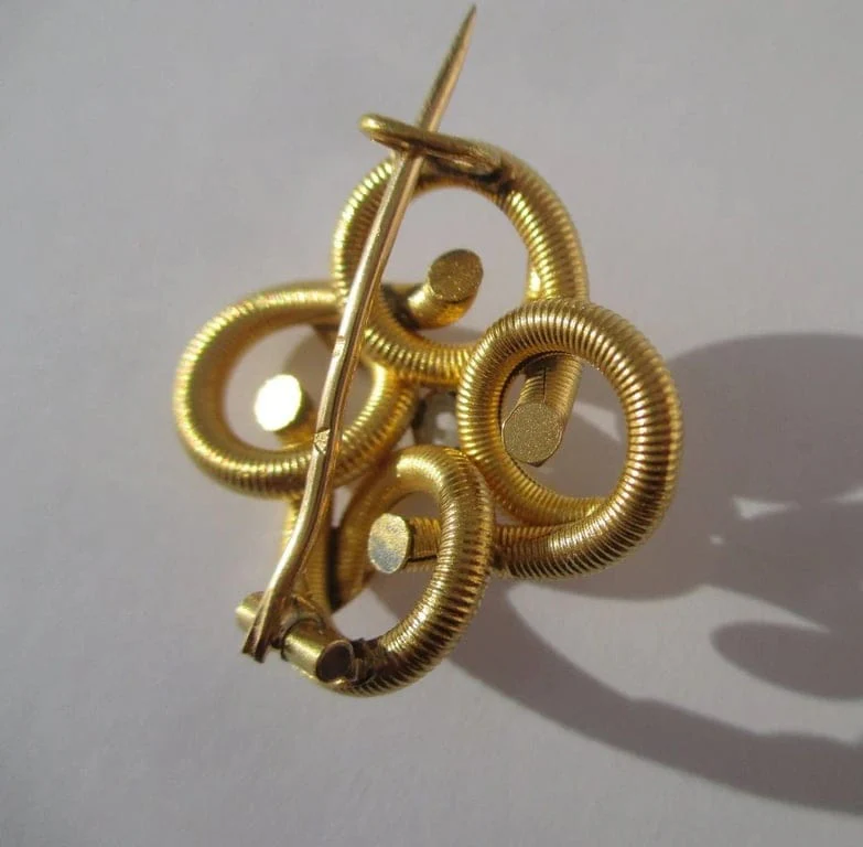 Old quadrilobed brooch in 18-carat yellow gold and diamond  - Image 5