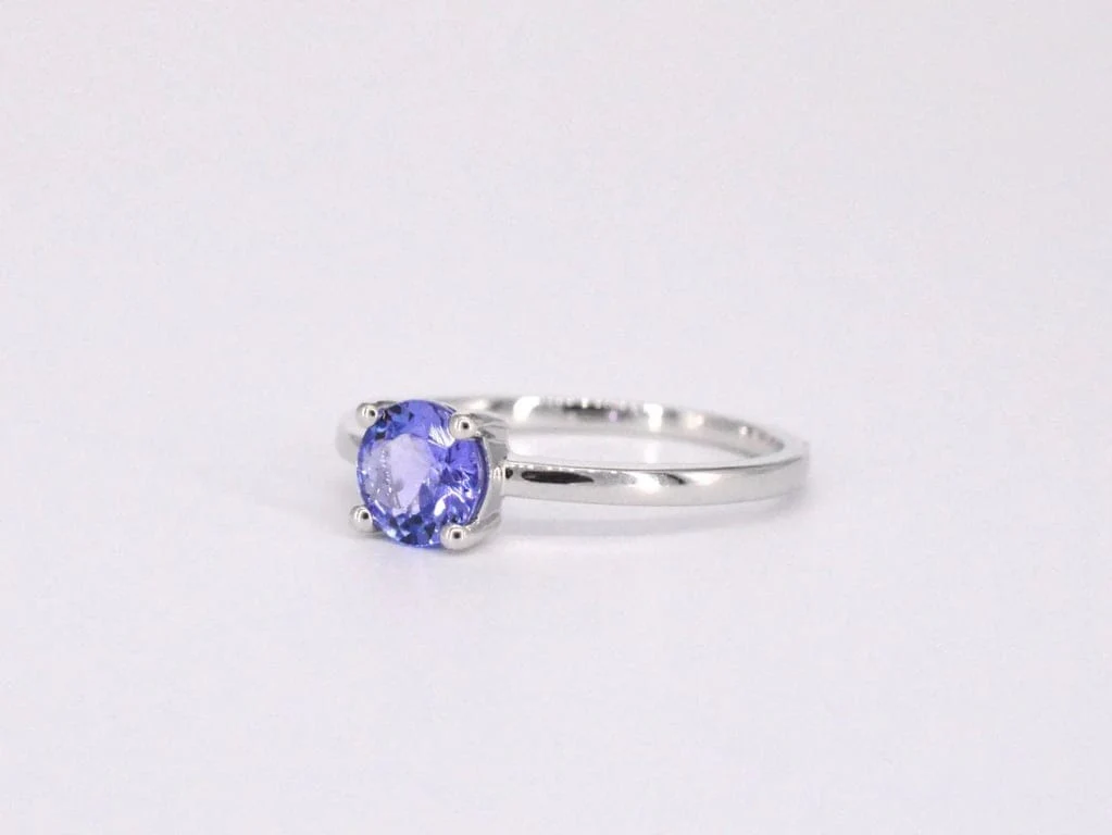 White gold ring with tanzanite - Image 3