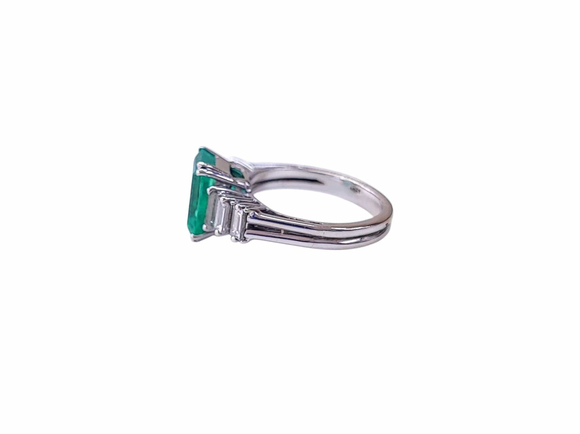 18k white gold emerald and diamond ring  - Image 2