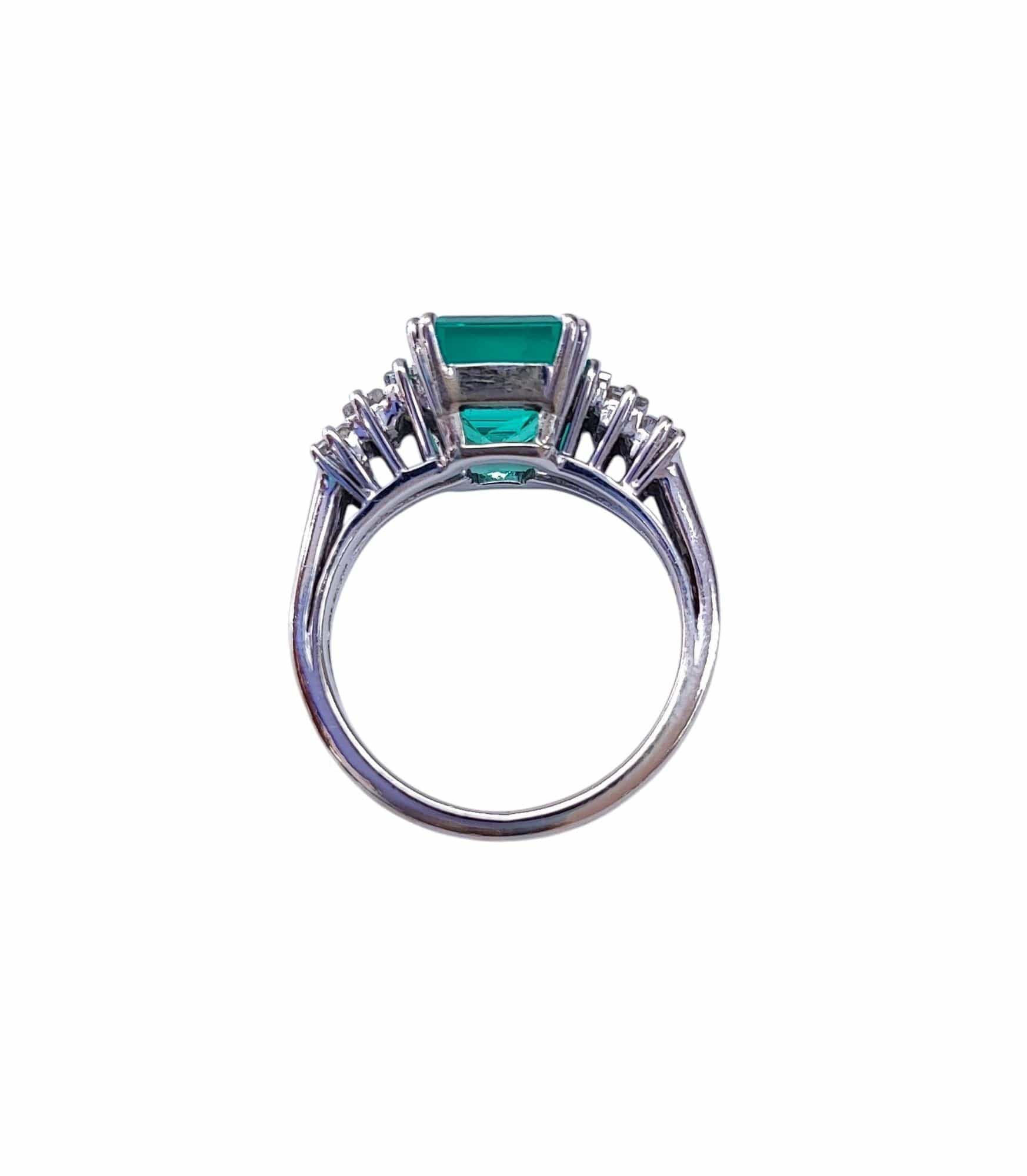 18k white gold emerald and diamond ring  - Image 3