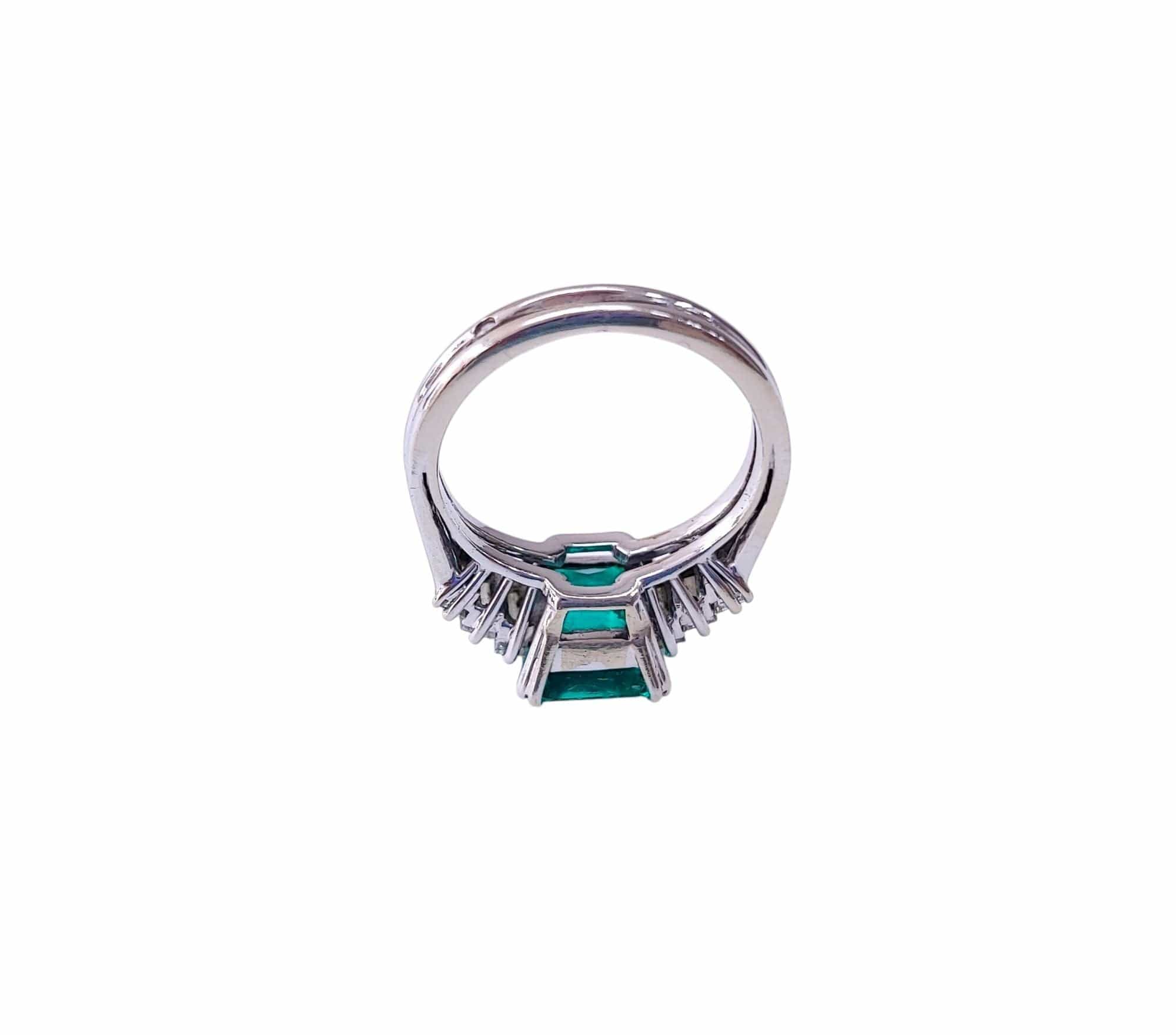 18k white gold emerald and diamond ring  - Image 4