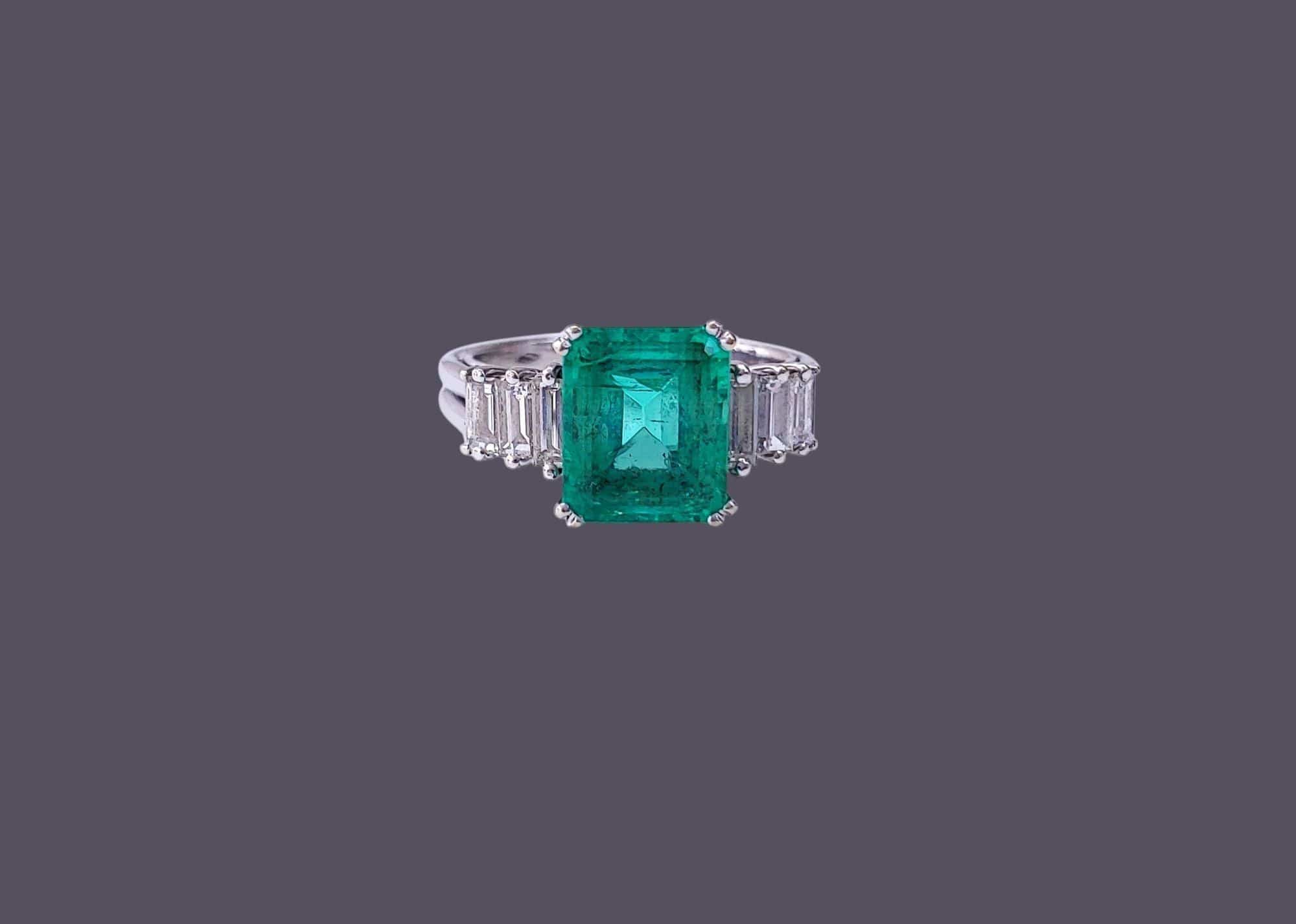 18k white gold emerald and diamond ring  - Image 5