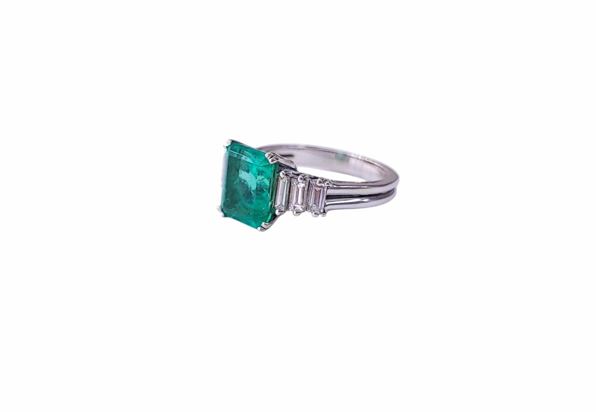 18k white gold emerald and diamond ring  - Image 6