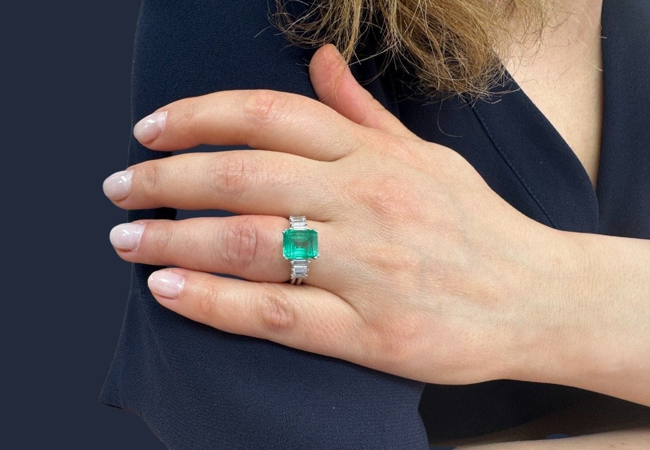 18k white gold emerald and diamond ring  - Image 7