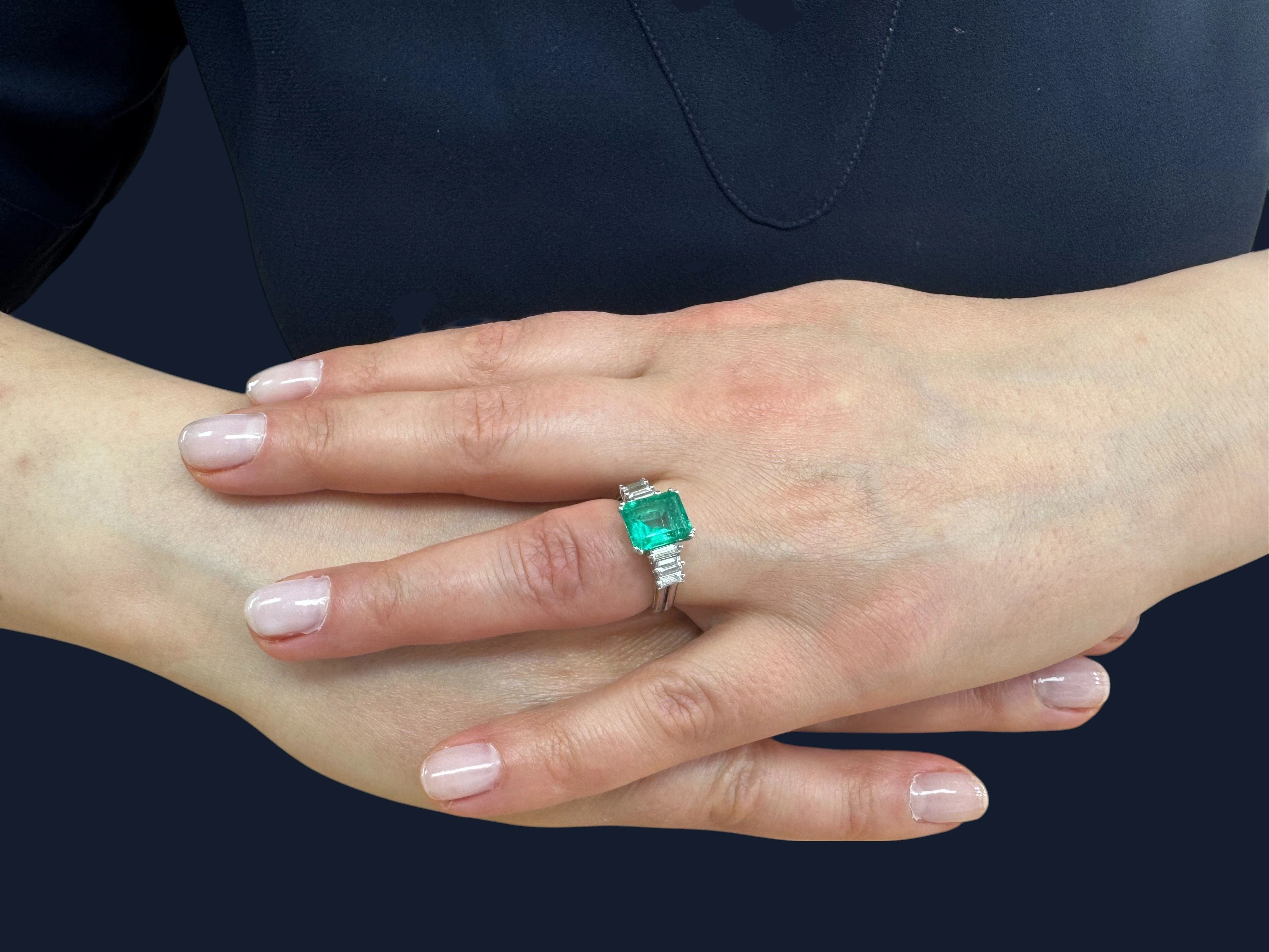 18k white gold emerald and diamond ring  - Image 8