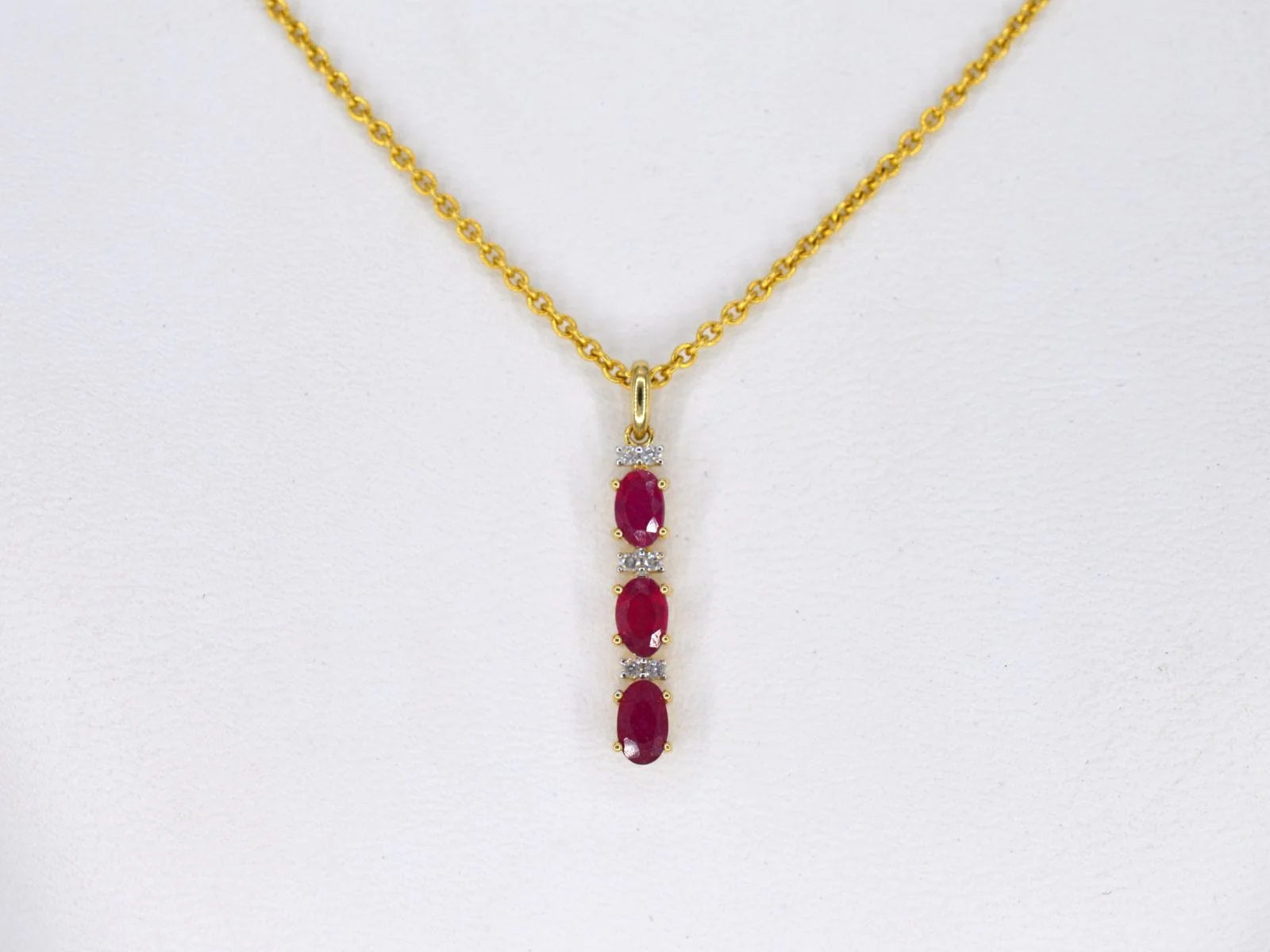 Gold pendant with diamonds and ruby - Image 3