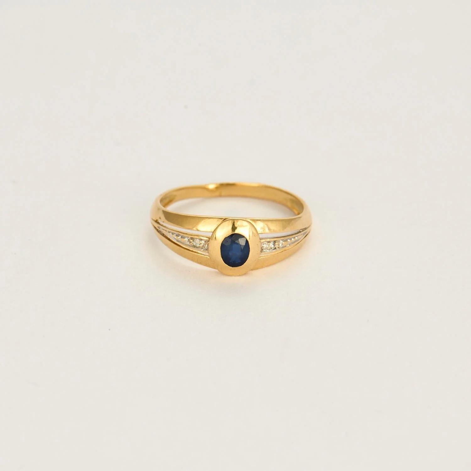 Union ring in yellow gold and sapphire