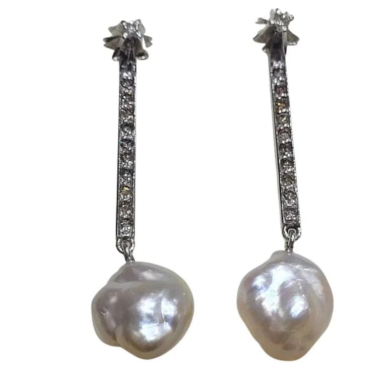 Detachable drop earrings in white and yellow gold, pearls, and diamonds 