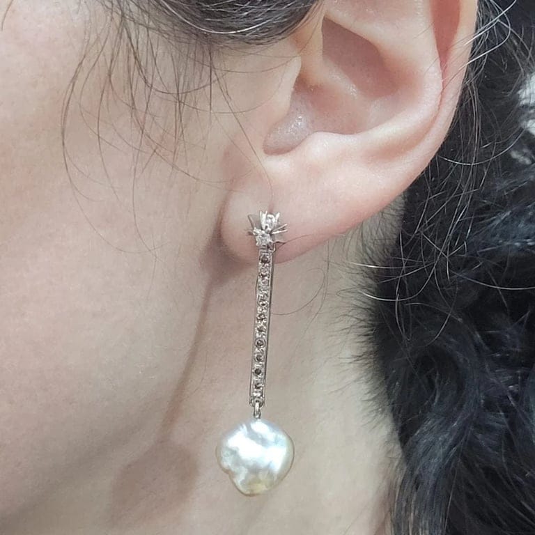 Detachable drop earrings in white and yellow gold, pearls, and diamonds  - Image 2