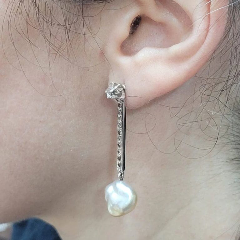 Detachable drop earrings in white and yellow gold, pearls, and diamonds  - Image 3