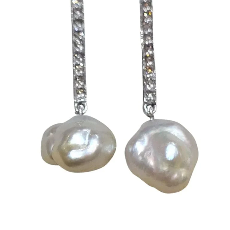 Detachable drop earrings in white and yellow gold, pearls, and diamonds  - Image 8