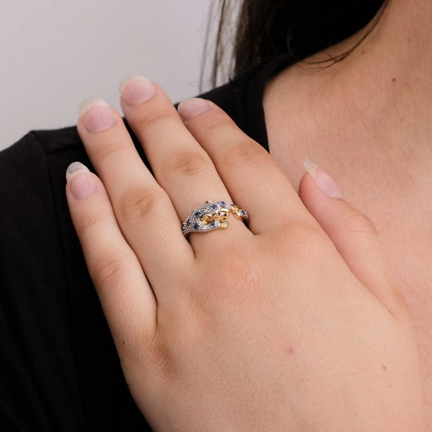 Panther ring in yellow gold, sapphires & diamonds - Image 3