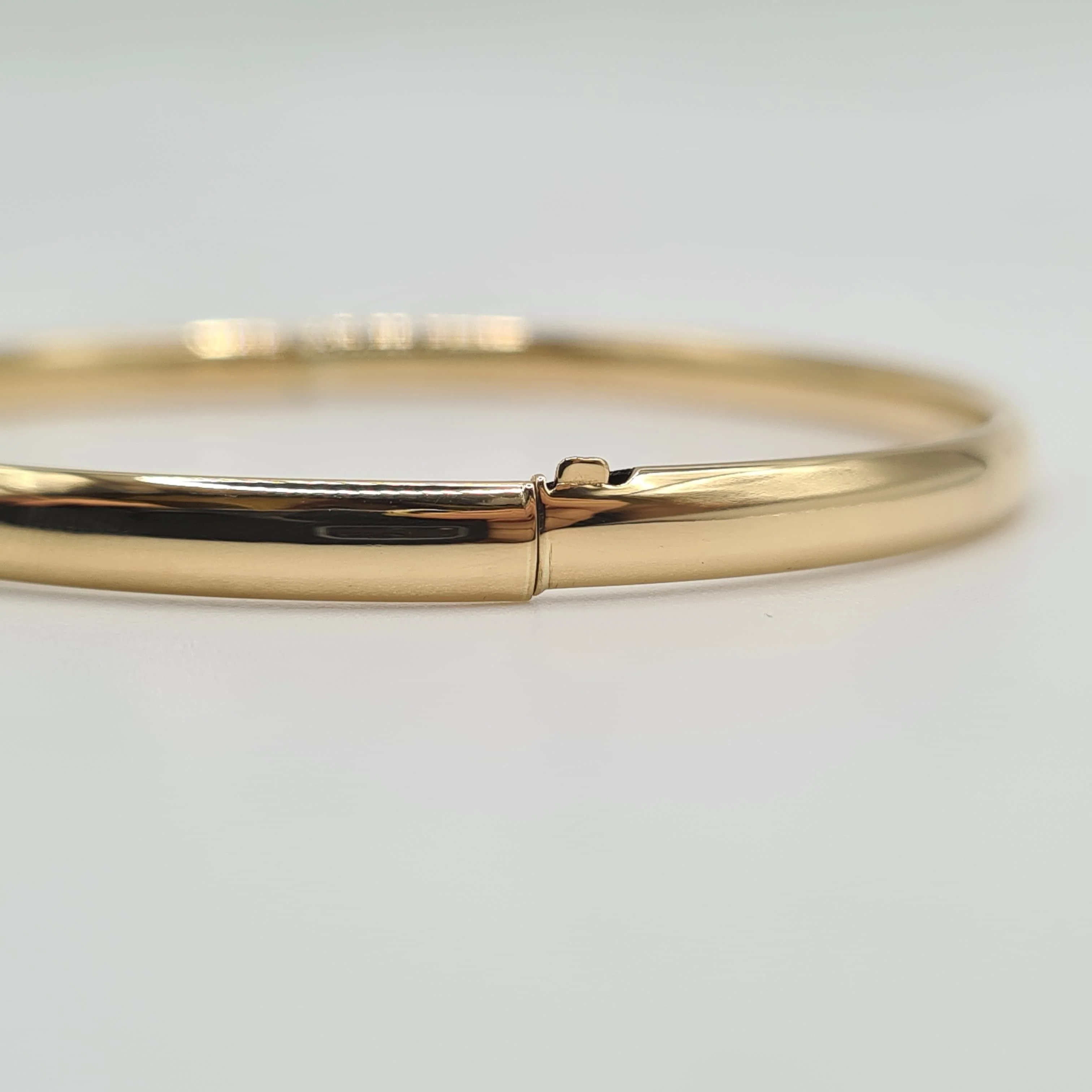 18 carat yellow gold bangle - Image 7