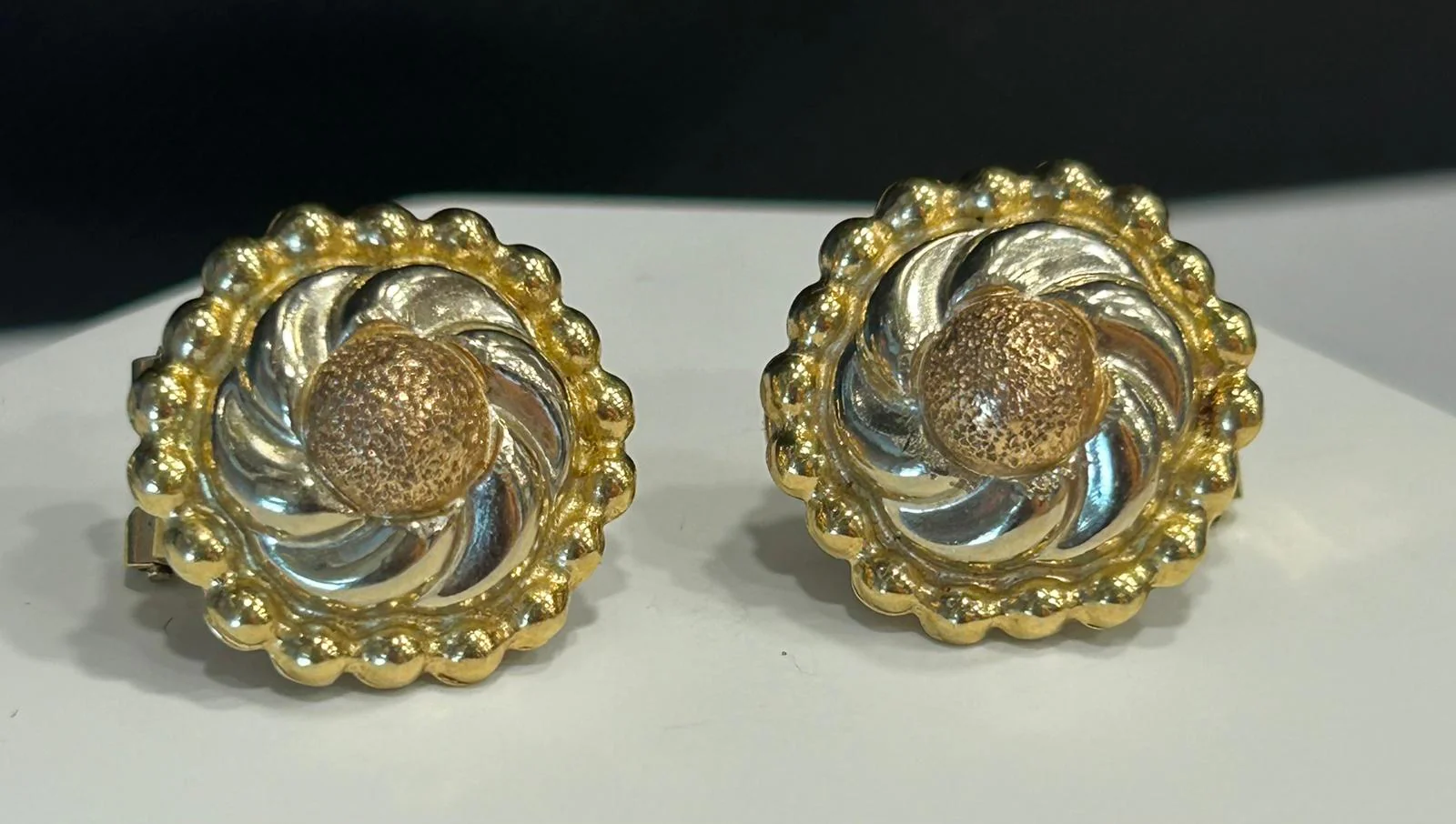 3 gold earrings - Image 3