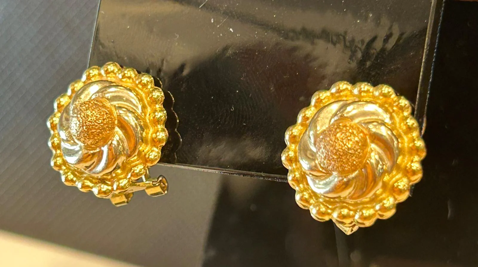 3 gold earrings - Image 4