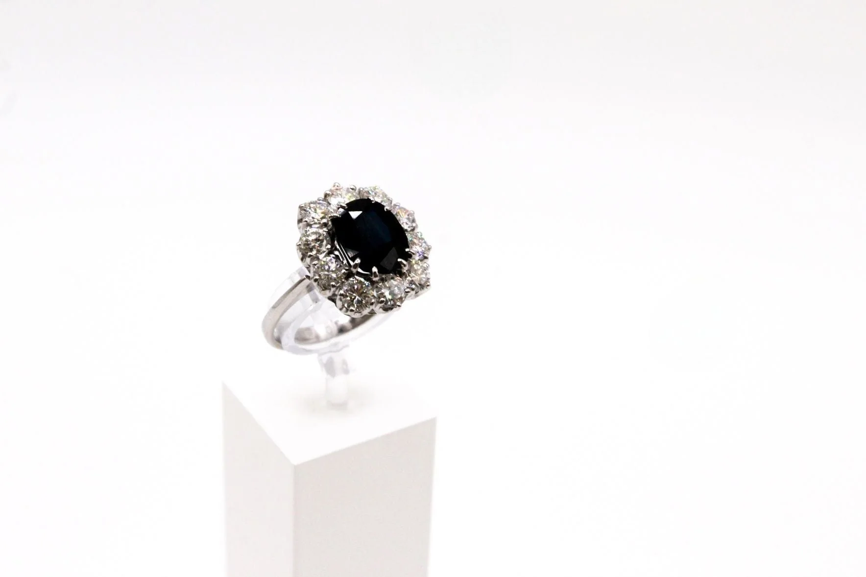 White gold ring, sapphire and diamonds - Image 2