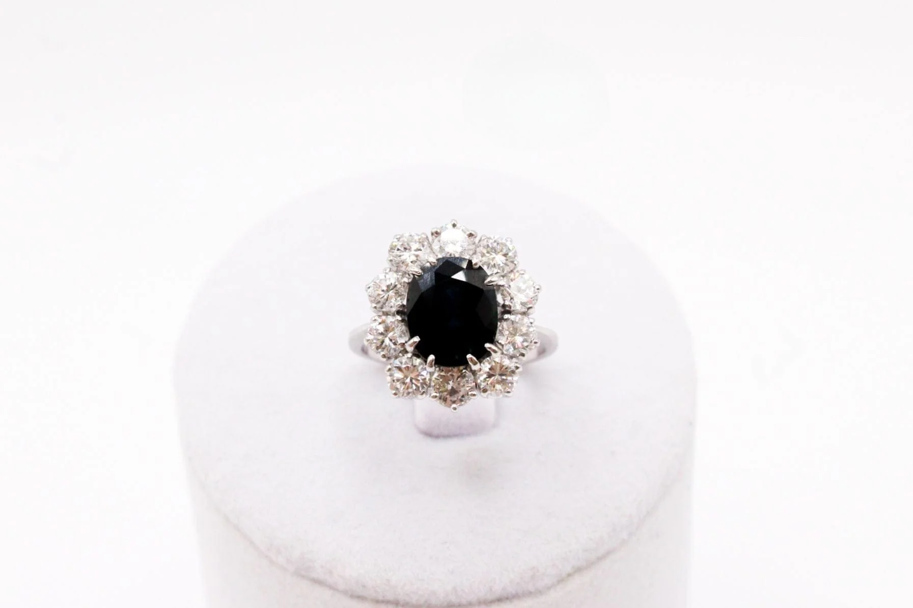 White gold ring, sapphire and diamonds - Image 3