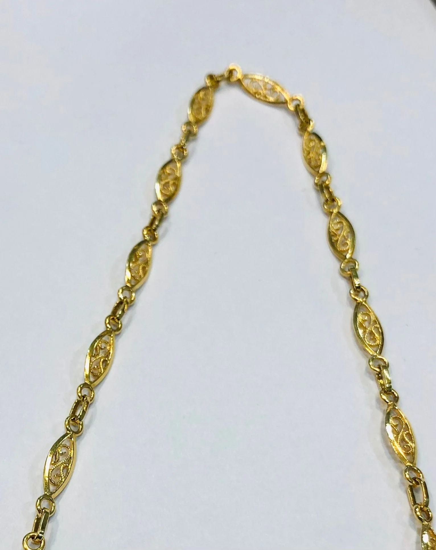 Long yellow gold filigree mesh necklace - Image 3