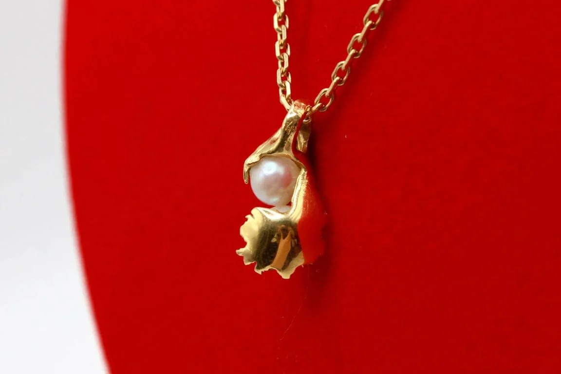 Modern pendant in yellow gold and pearls  - Image 13