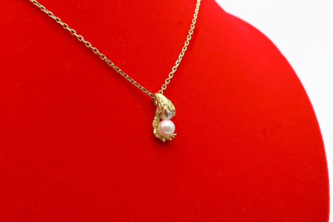 Modern pendant in yellow gold and pearls  - Image 4
