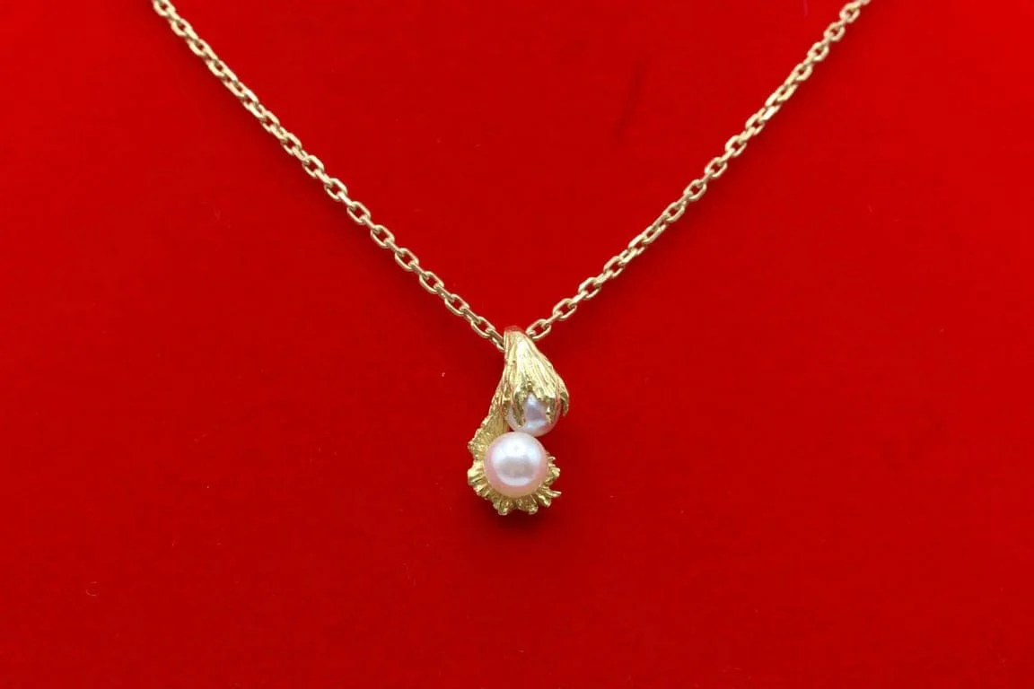 Modern pendant in yellow gold and pearls  - Image 5
