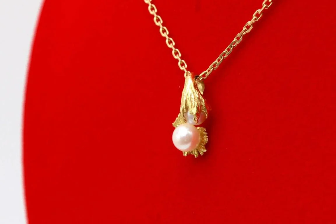 Modern pendant in yellow gold and pearls  - Image 7