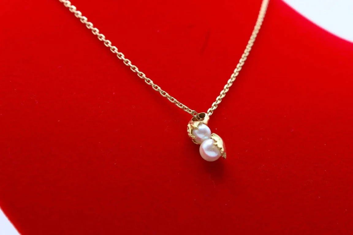 Modern pendant in yellow gold and pearls  - Image 9