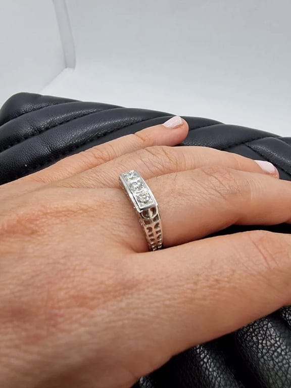 Trilogy Ring in platinum and Diamonds 50s - Image 3