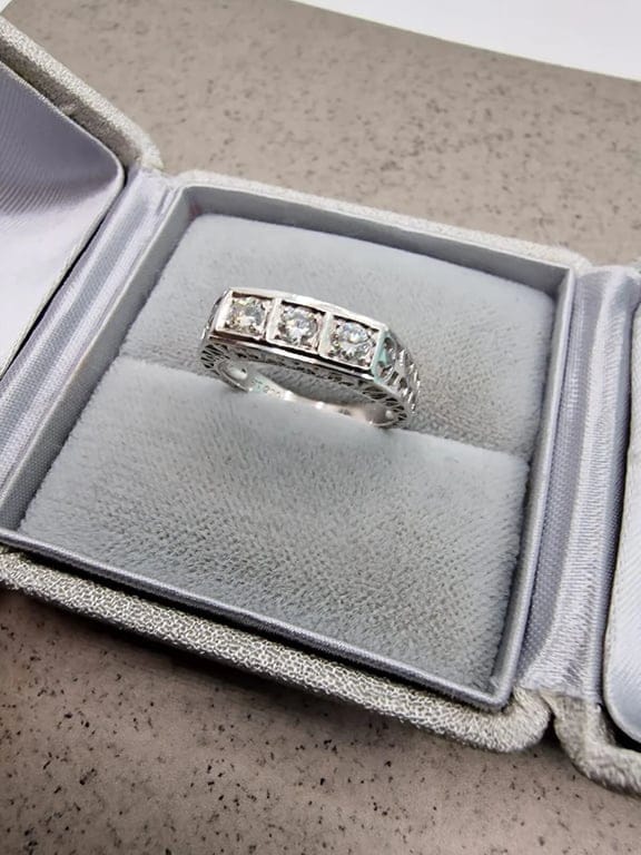 Trilogy Ring in platinum and Diamonds 50s - Image 5