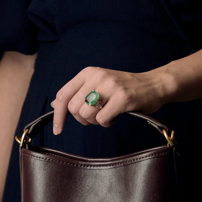 Le Jardin ring in two golds, emerald and diamonds  - Image 2