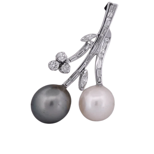 White gold pendant with pearl