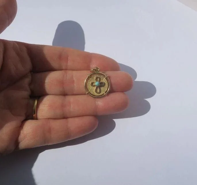 Yellow gold medal pendant with turquoise cabochon - Image 6