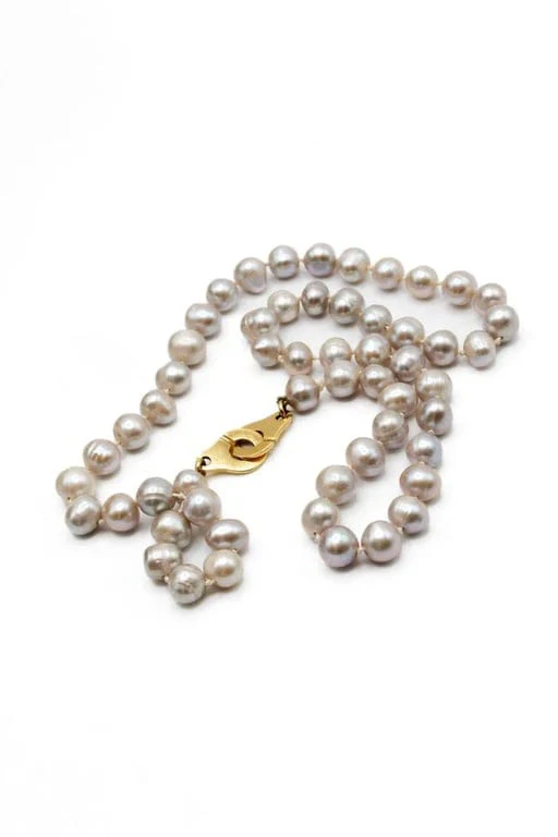 Collier de perles d’eau douce grises en or jaune 750