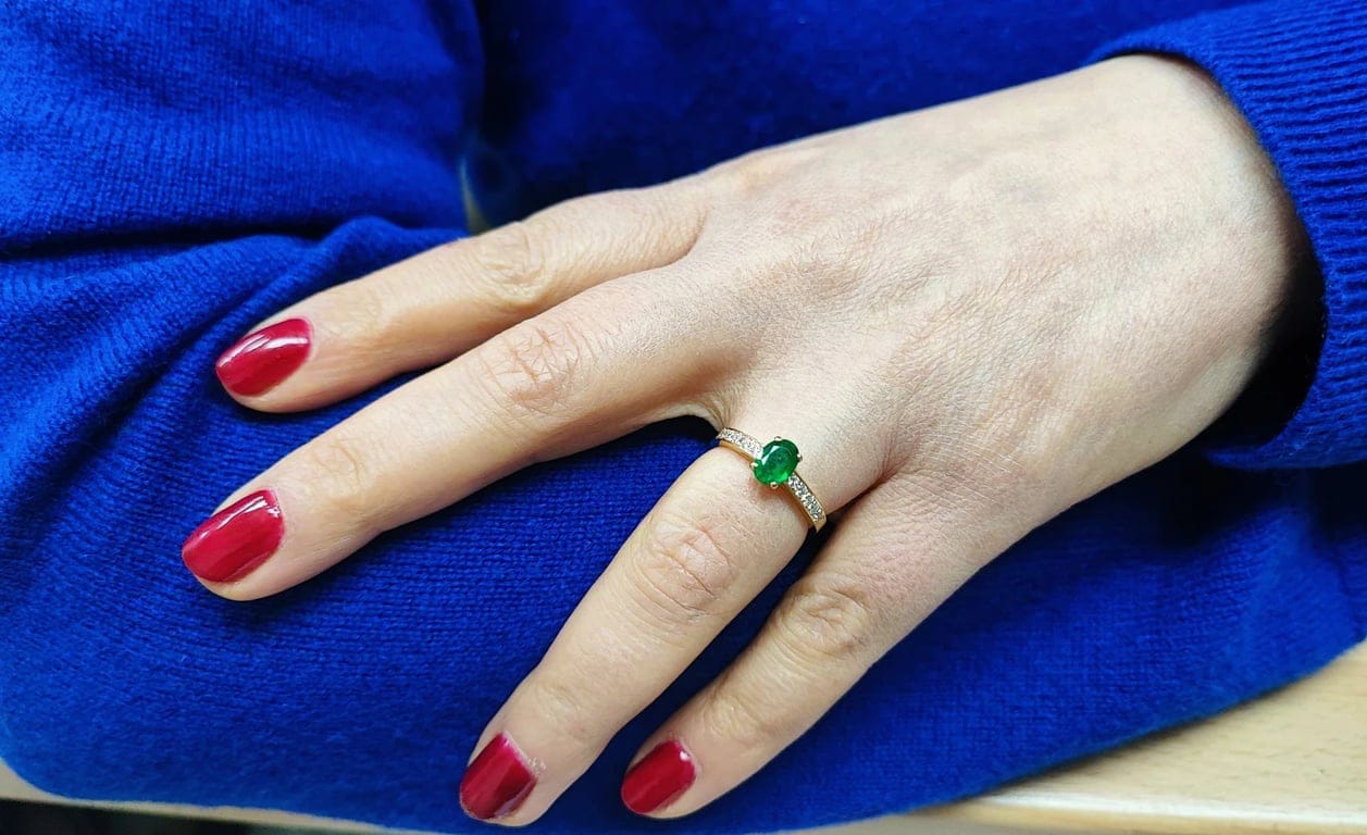 Yellow gold emerald and diamond ring - Image 2