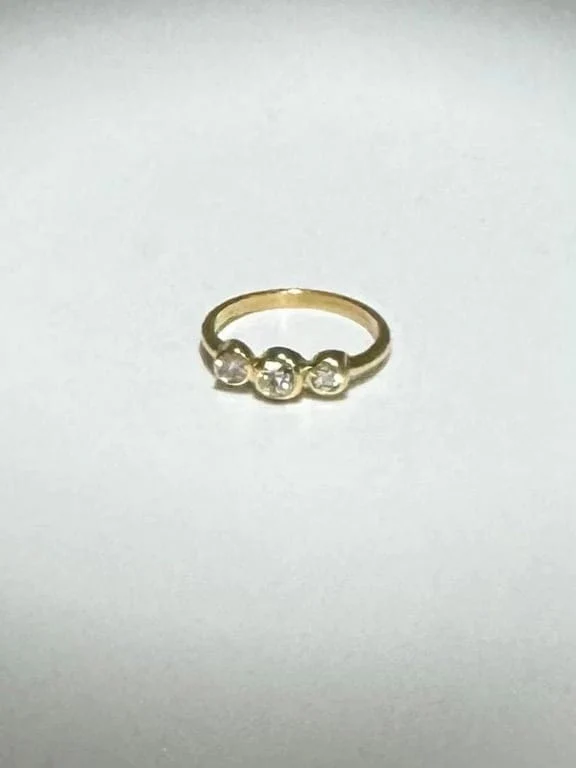 Yellow gold diamond ring