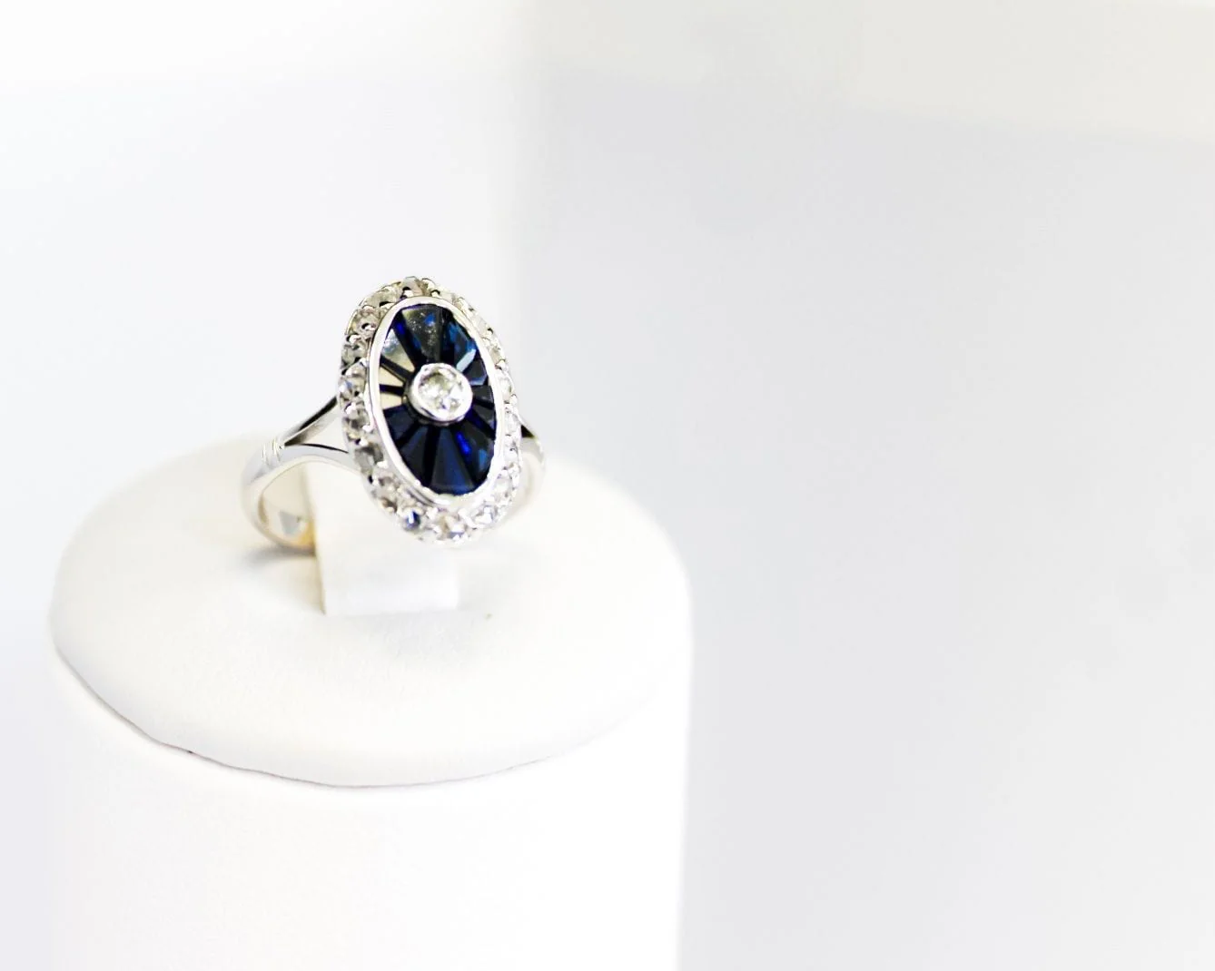 Ring Art Deco white gold, diamonds, sapphires  - Image 2