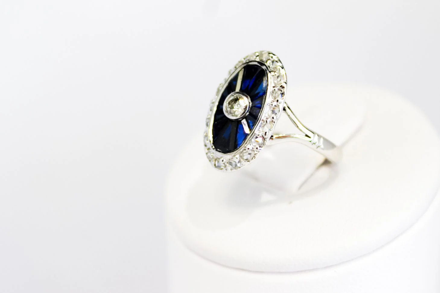 Ring Art Deco white gold, diamonds, sapphires  - Image 4