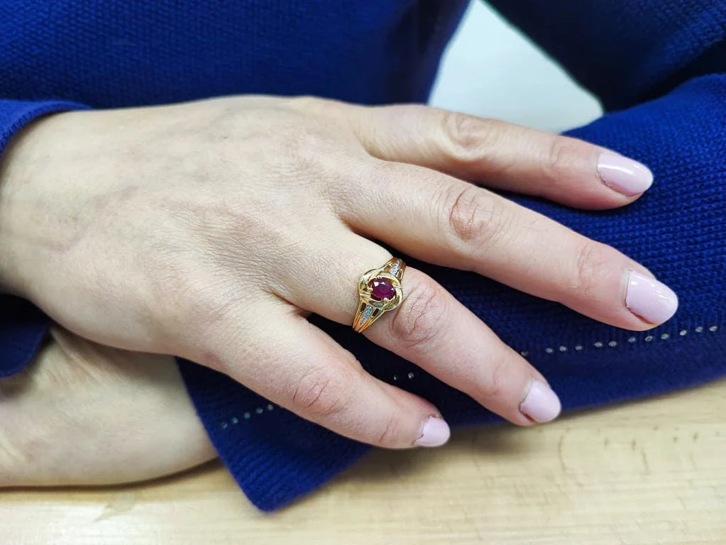 Yellow gold ring, rubies and diamonds  - Image 2