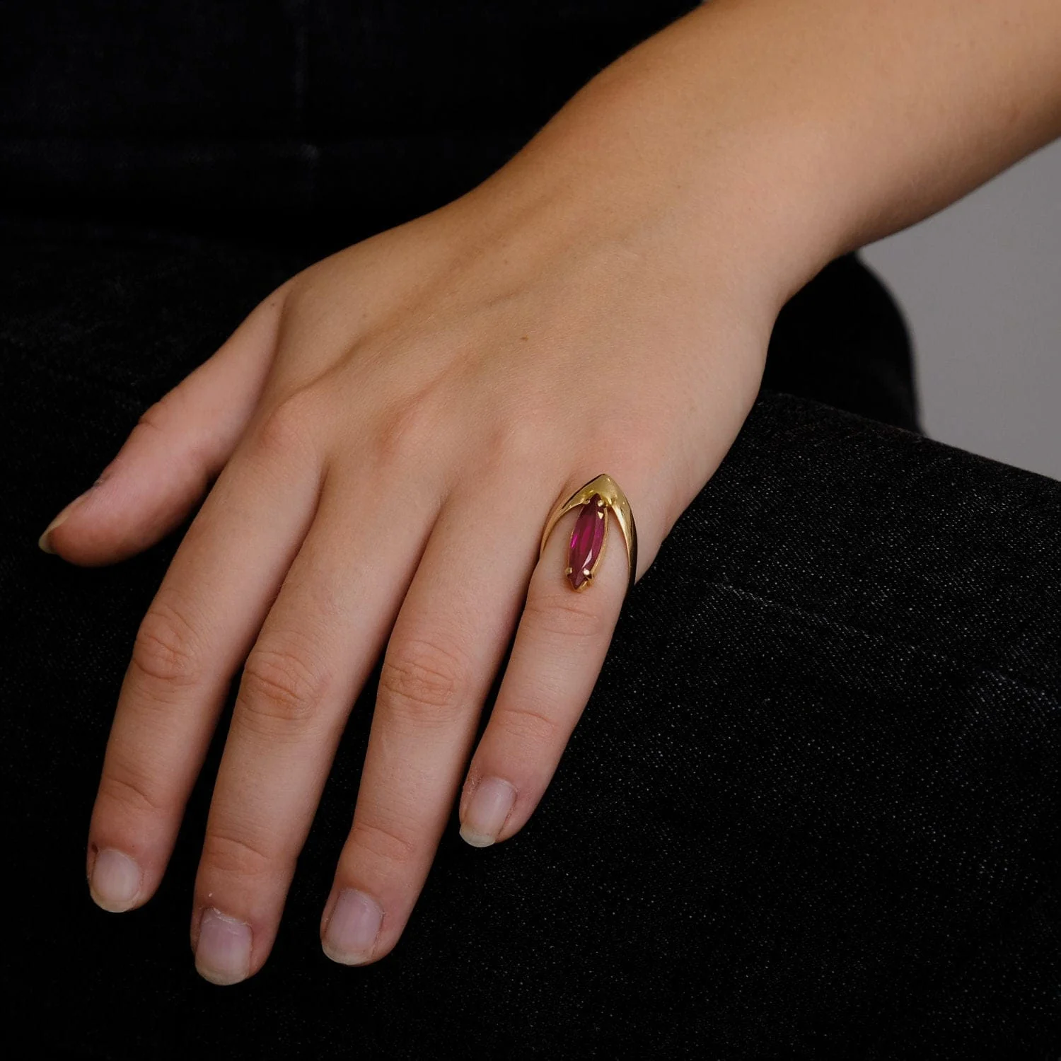 Yellow Gold & Red Stone Ring - Image 2