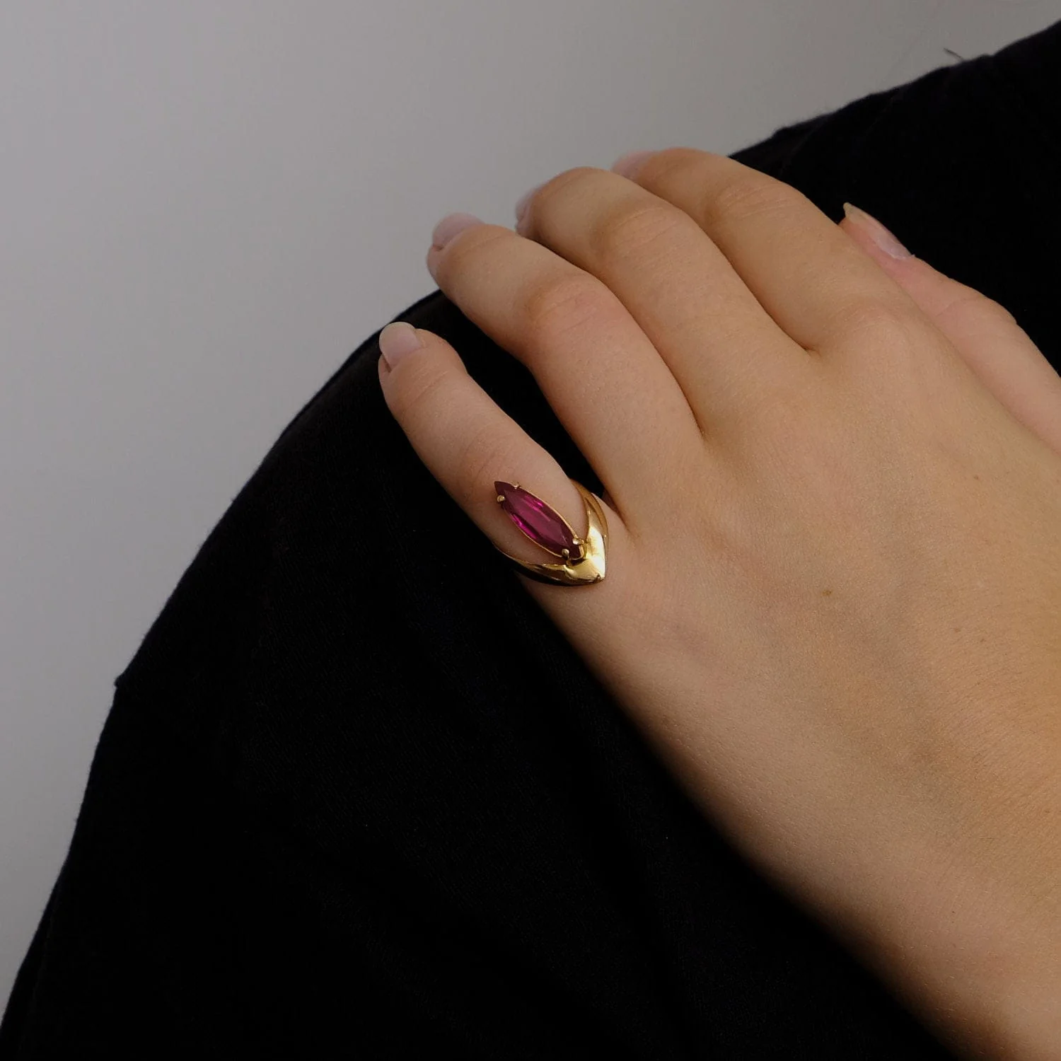 Yellow Gold & Red Stone Ring - Image 3