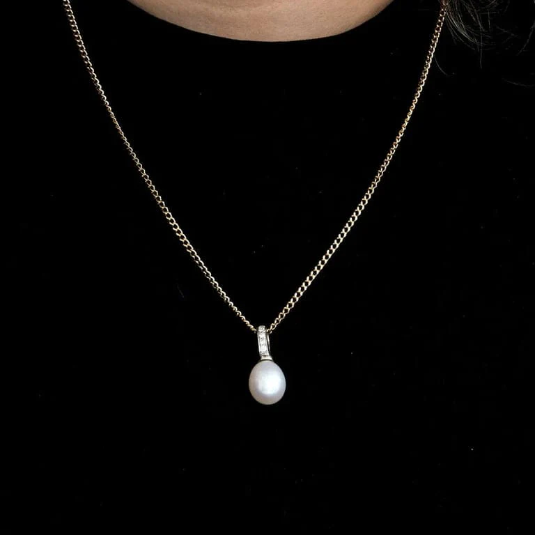 White gold pearl and diamond pendant - Image 2