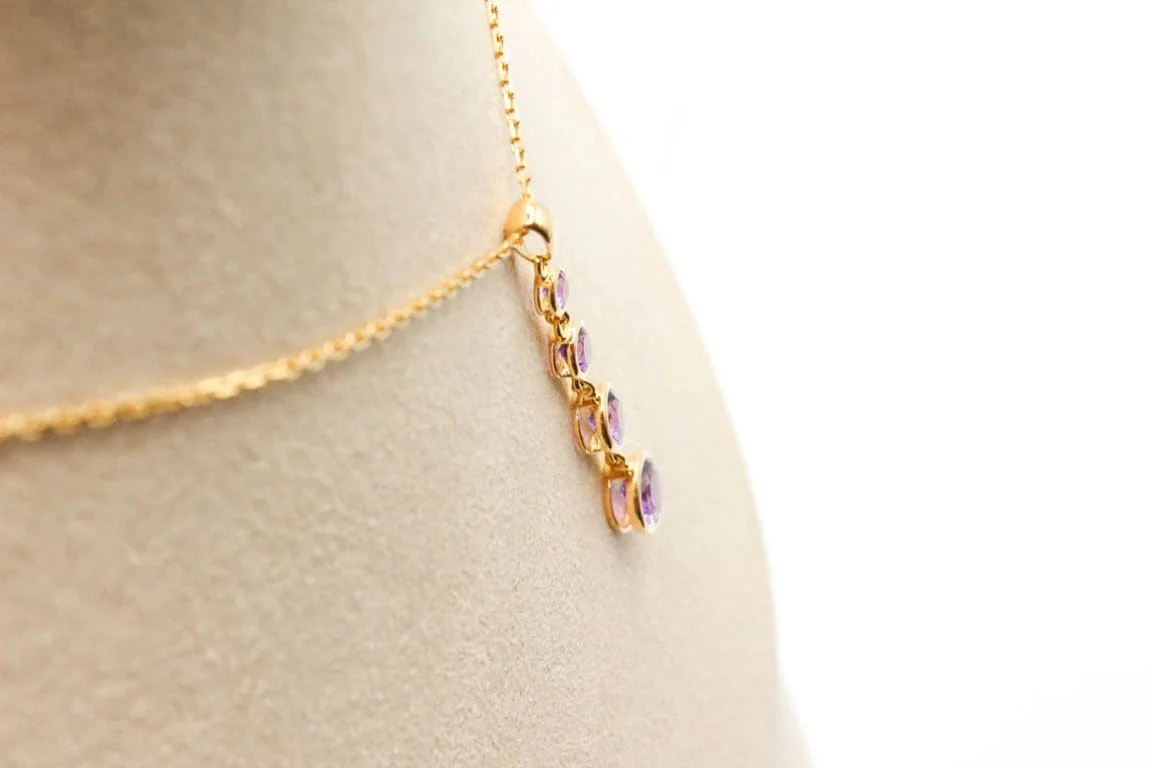 Yellow gold pendant and amethysts - Image 10