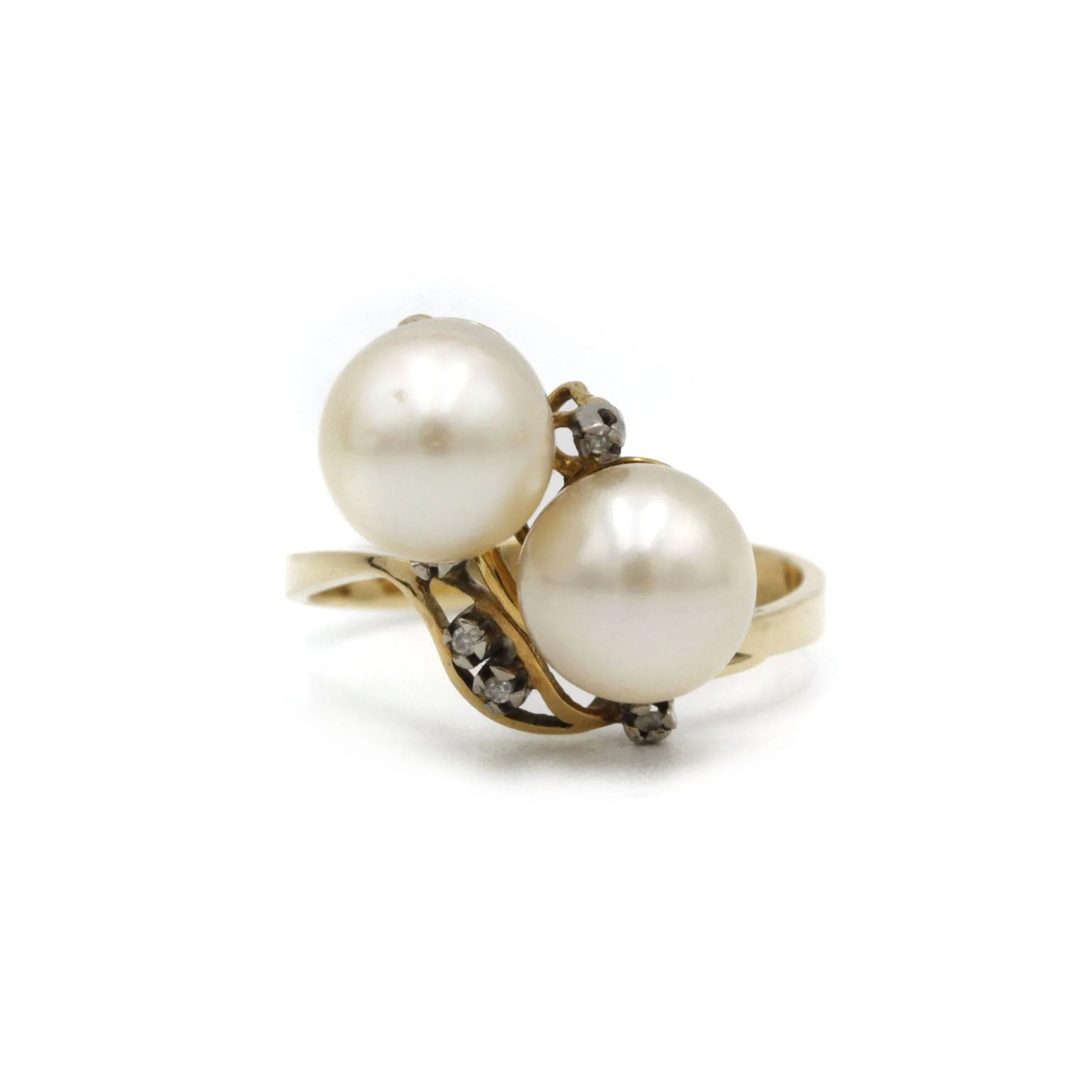 Yellow gold ring with pearls and diamonds