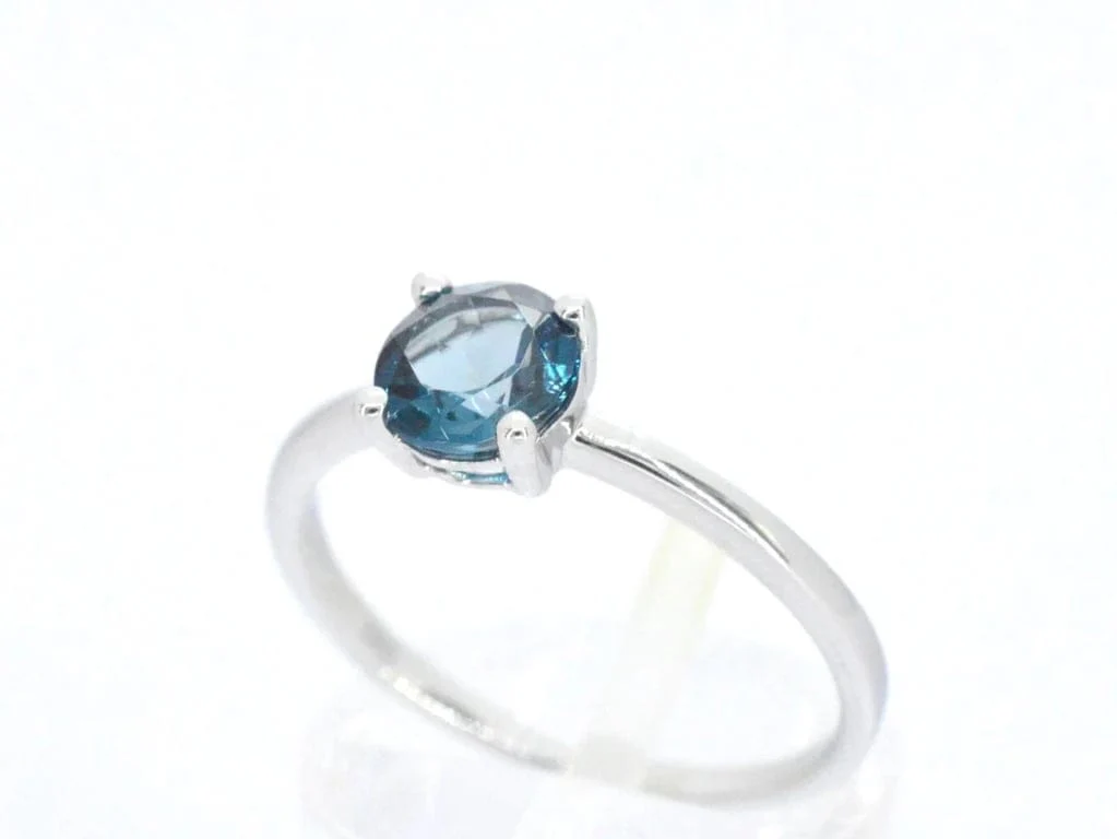 White gold ring with topaz - Image 3