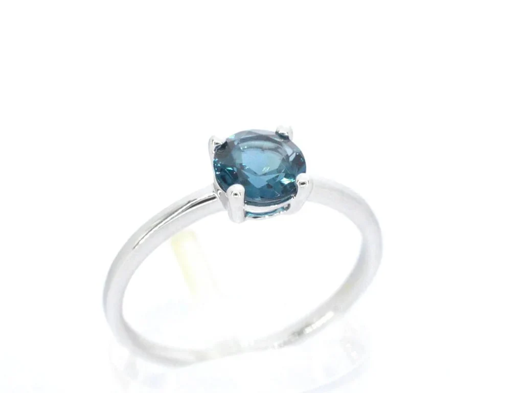 White gold ring with topaz - Image 4